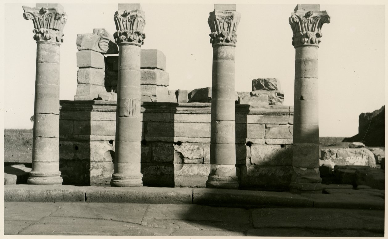 Roomalaisen nymfaeumin pylväikkö, Dendera, Egypti, valokuvaaja Ugo Monneret de Villard. tekijältä Ugo Monneret de Villard