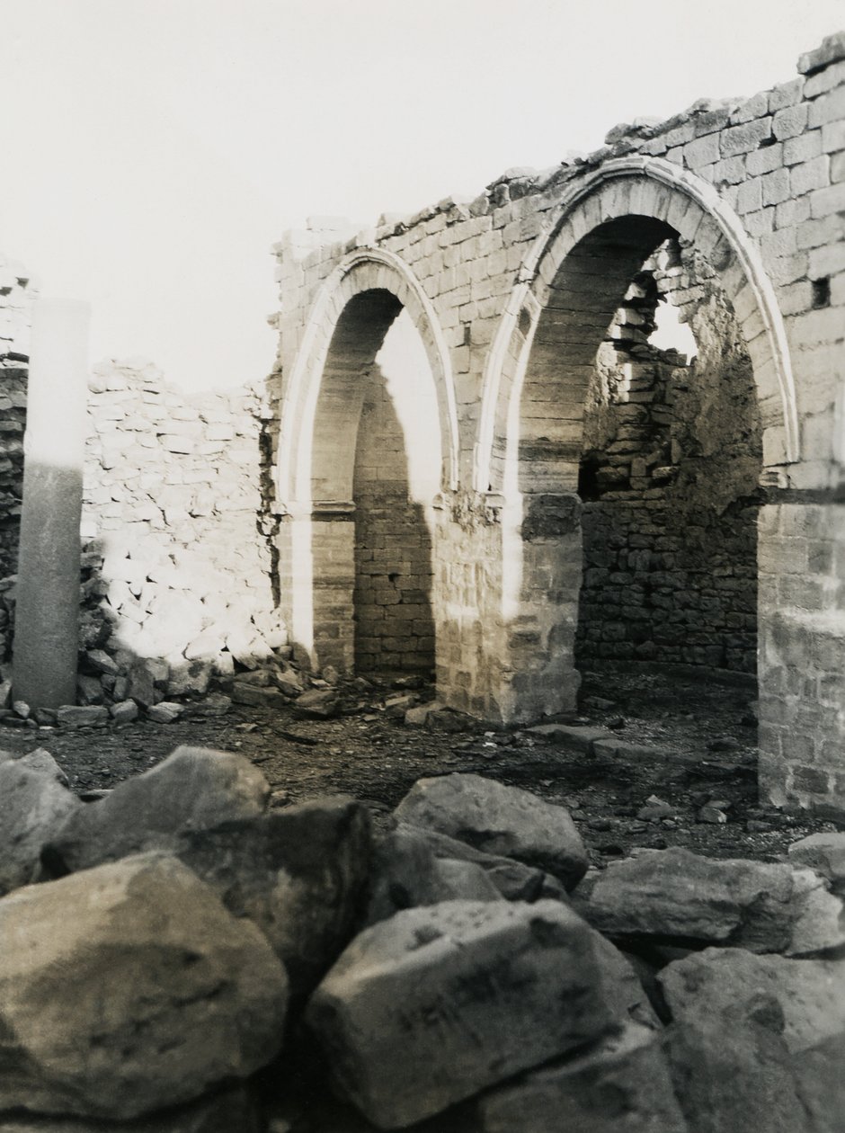 Pylväs ja kaaret, Neitsyt Marialle omistetun kristillisen basilikan sisustus, Qasr Ibrim, Egypti, valokuvaaja Ugo Monneret de Villard. tekijältä Ugo Monneret de Villard