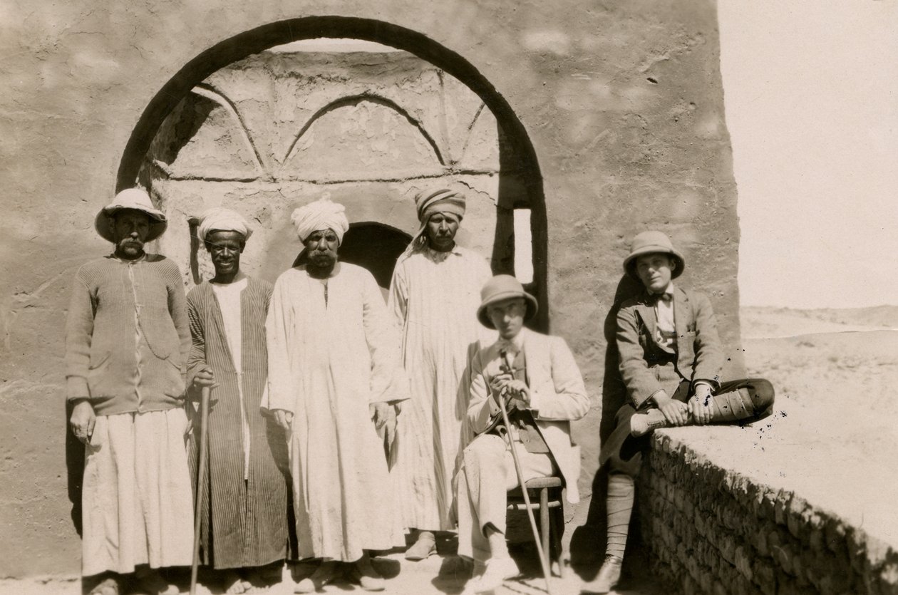 Neljä työntekijää, arkkitehti Ferdinando Reggiori ja arkeologi Ugo Monneret de Villard Pyhän Simeonin luostarissa Assuanissa, Egyptissä, valokuvaaja Ugo Monneret de Villard. tekijältä Ugo Monneret de Villard