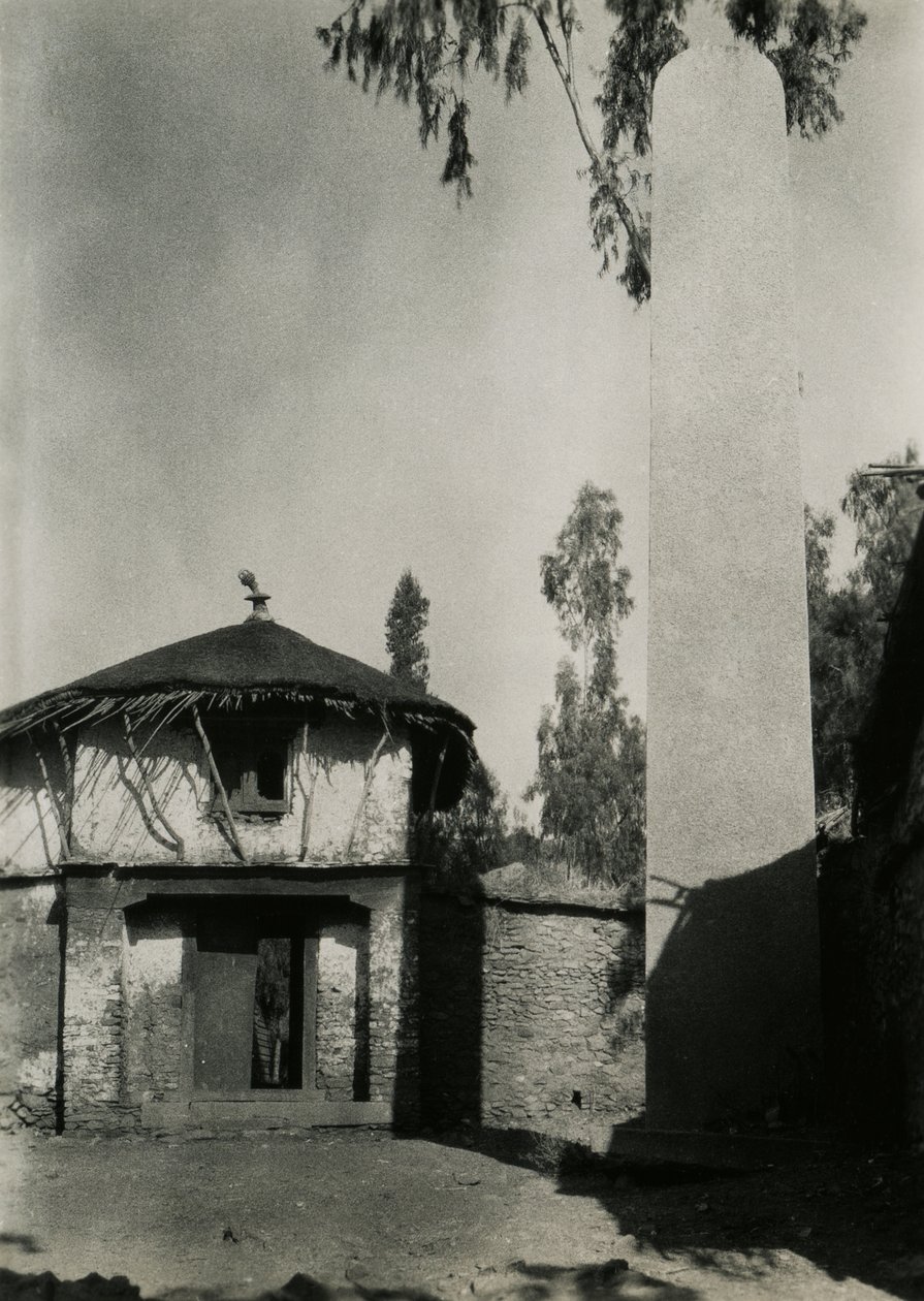 Talo pylvään vieressä, Axum, Etiopia, valokuvaaja Ugo Monneret de Villard. tekijältä Ugo Monneret de Villard
