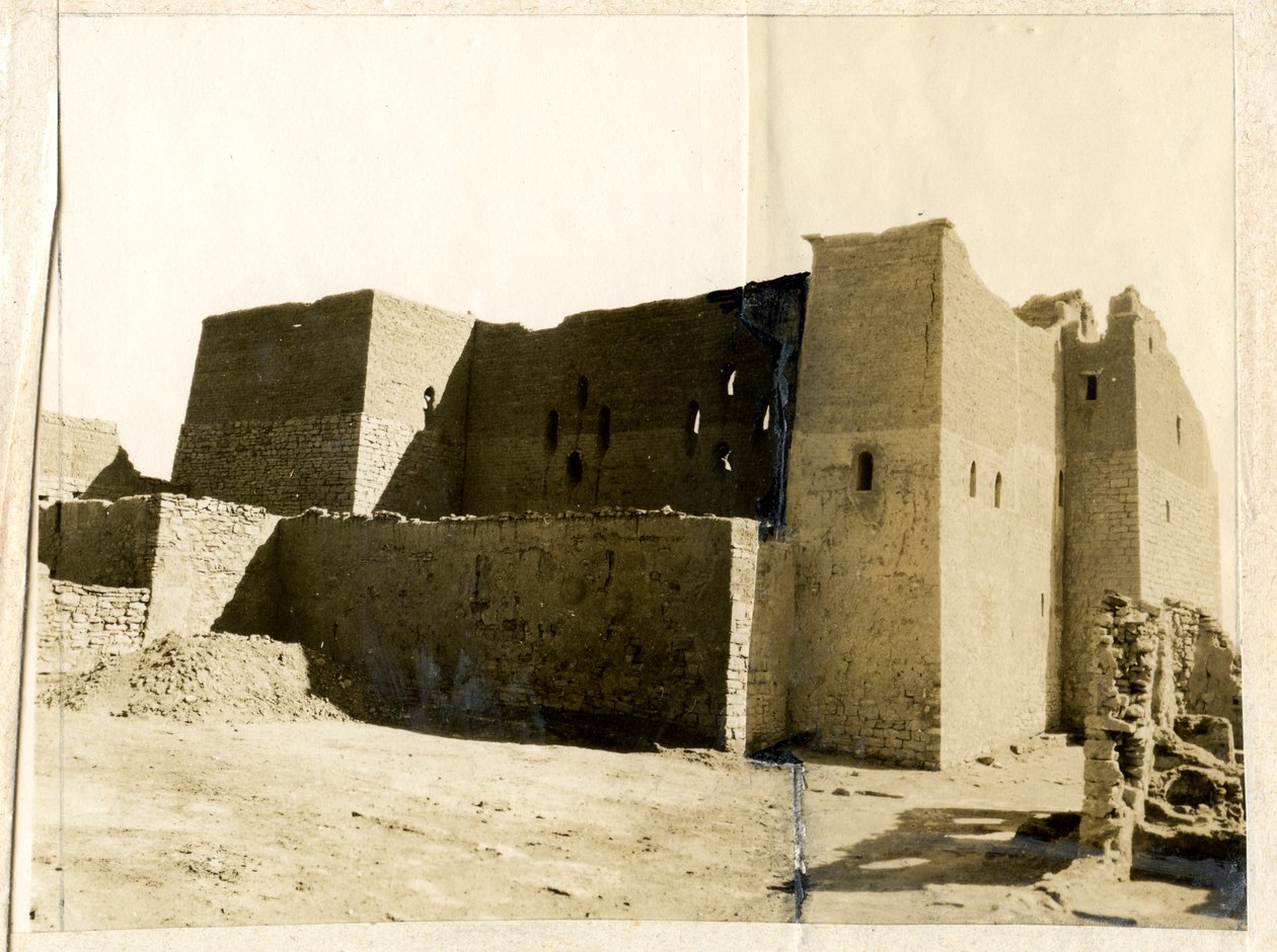Pyhän Simeonin luostarin suuri linnoitus (qasr), Assuan, Egypti, valokuvaaja Ugo Monneret de Villard. tekijältä Ugo Monneret de Villard