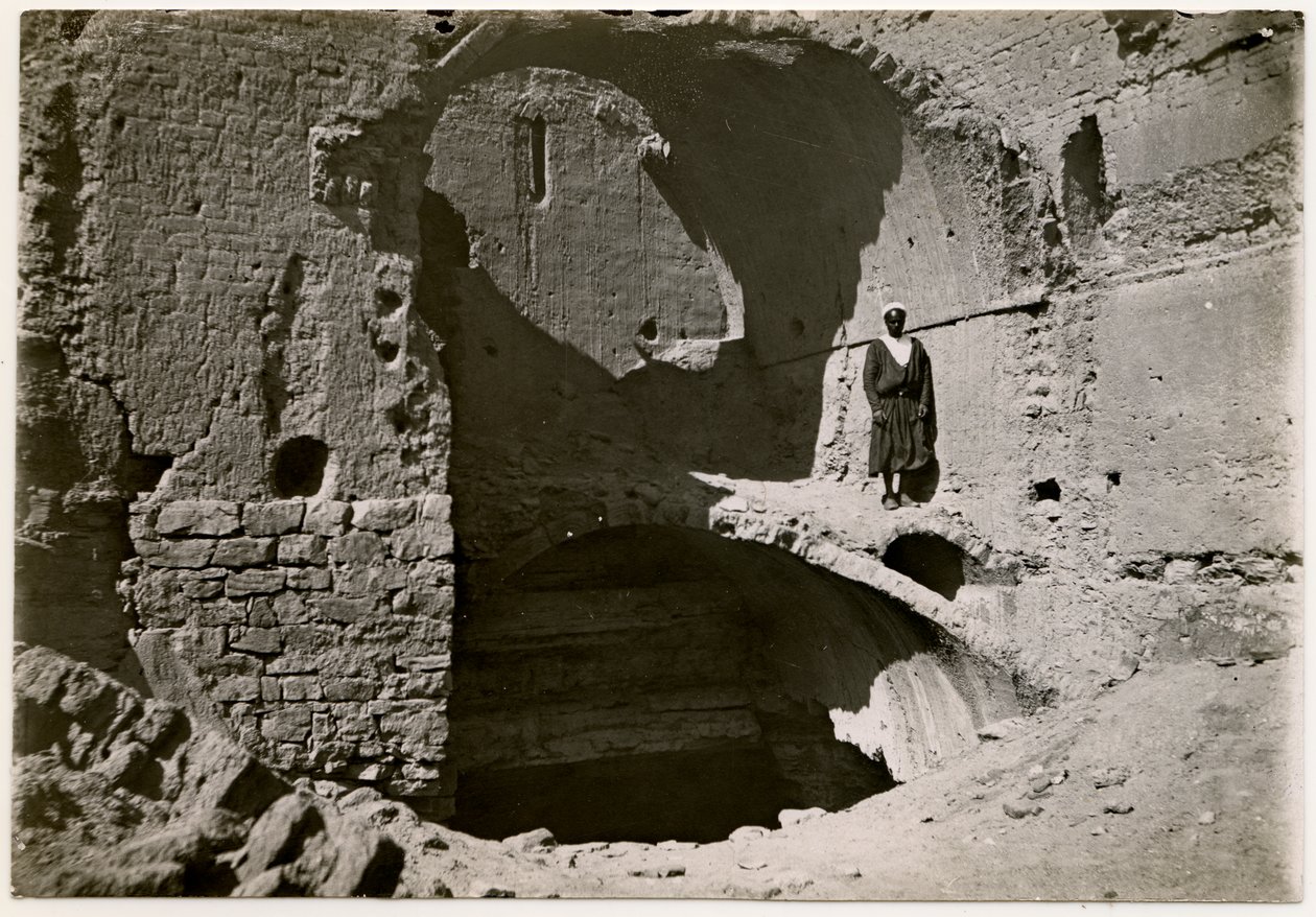 Luostarin suuri linnoitus (qasr), Assuan, Egypti, valokuvaaja Ugo Monneret de Villard. tekijältä Ugo Monneret de Villard