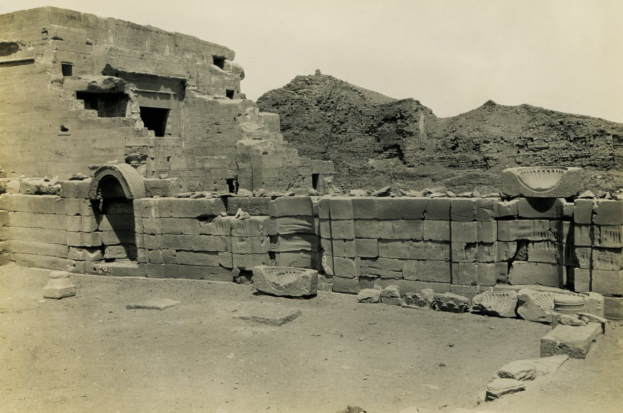 Koptikirkon rauniot lähellä Hathorin temppeliä, Dendera, Egypti, valokuvaaja Ugo Monneret de Villard. tekijältä Ugo Monneret de Villard