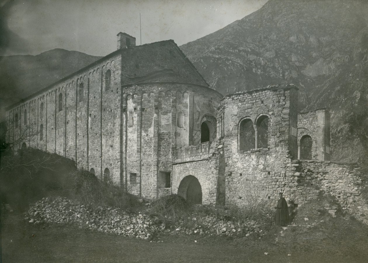 Näkymä San Pietro al Monten luostariin, Civate, Lombardia, Italia, valokuvaaja Ugo Monneret de Villard, noin 1910. tekijältä Ugo Monneret de Villard