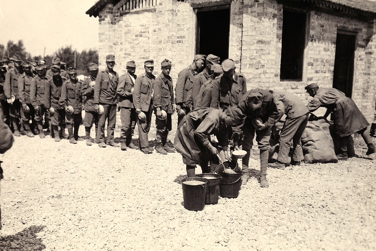 Itävaltalaiset vangit Bagnaria Arsassa, Udinen, Italia, 02.04.1916 (b/w kuva) tekijältä Ugo Ojetti
