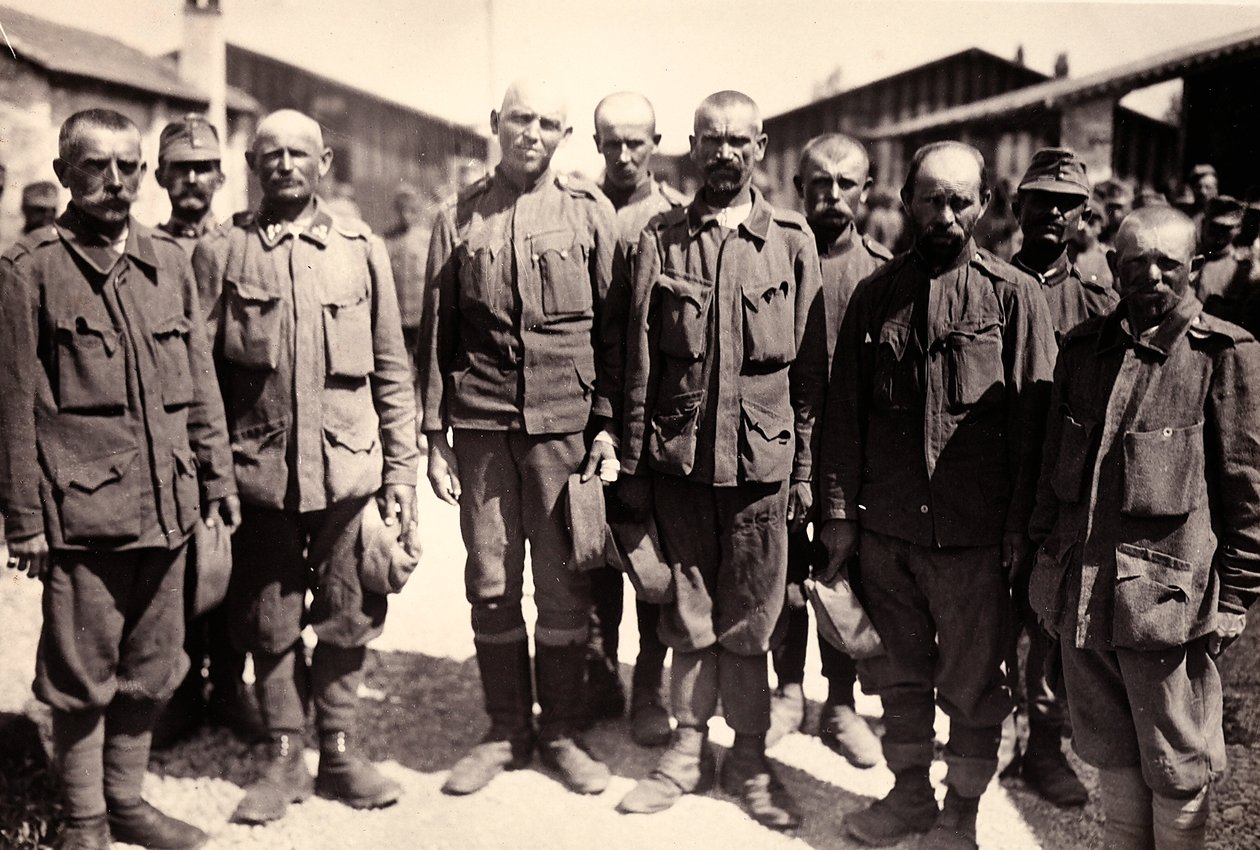 Itävaltalaiset vangit Bagnaria Arsassa, Udinen, Italia, 04/1916 (b/w kuva) tekijältä Ugo Ojetti