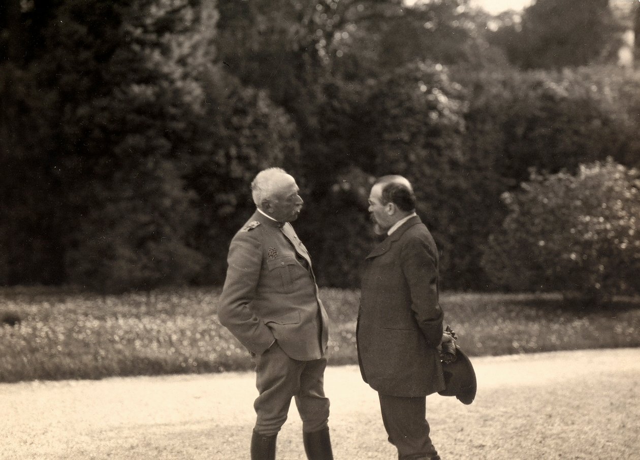 Louis Barthou puhuu kenraali Luigi Cadornan kanssa. Kuva on otettu toukokuussa 1916, ensimmäisen maailmansodan aikana. (b/w kuva) tekijältä Ugo Ojetti