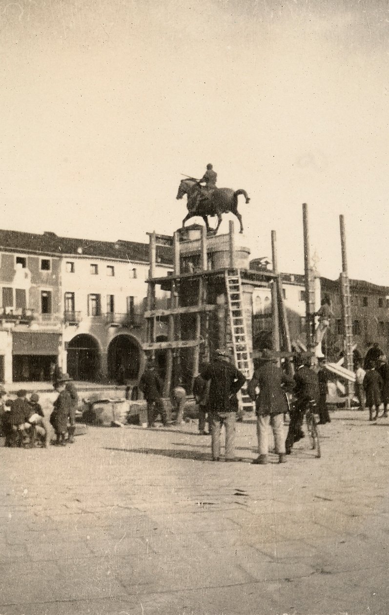 "Gattamelata"-hevosurheilumonumentti, kunnostettavissa Padovassa ensimmäisen maailmansodan aikana tekijältä Ugo Ojetti
