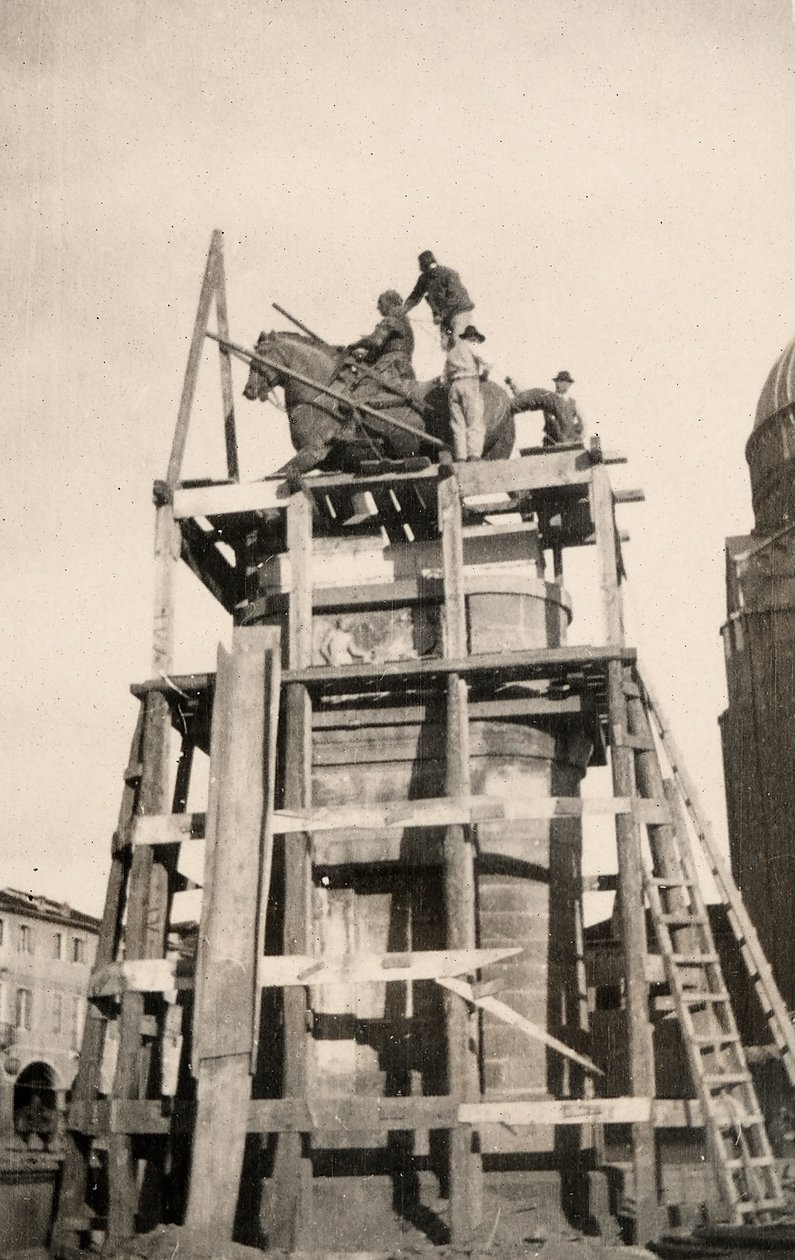 "Gattamelata"-hevosmonumentti kunnostetaan Padovassa ensimmäisen maailmansodan aikana tekijältä Ugo Ojetti