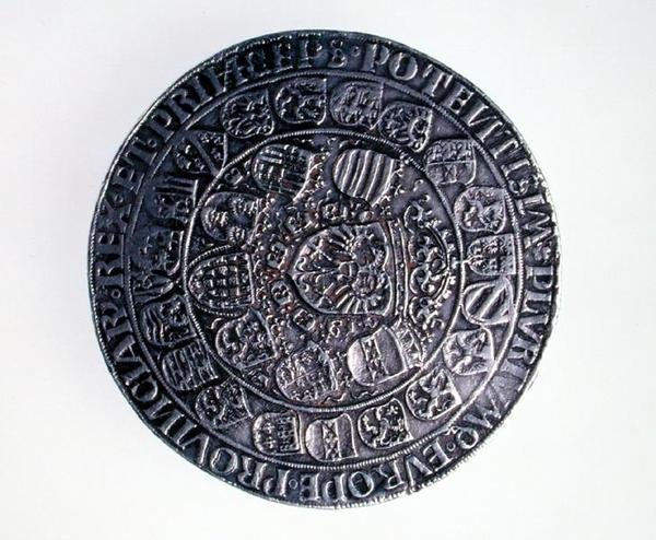 Keisari Maximilian I:n (1493-1519) Kronungsdoppelguildiner (kaksois-guildener), Antwerpenin rahapaja, vuoden 1509 kolikon uudelleen liikkeellelasku, 1517 (kääntöpuoli) (hopea) (kuosi 168074) tekijältä Ulrich Ursentaler