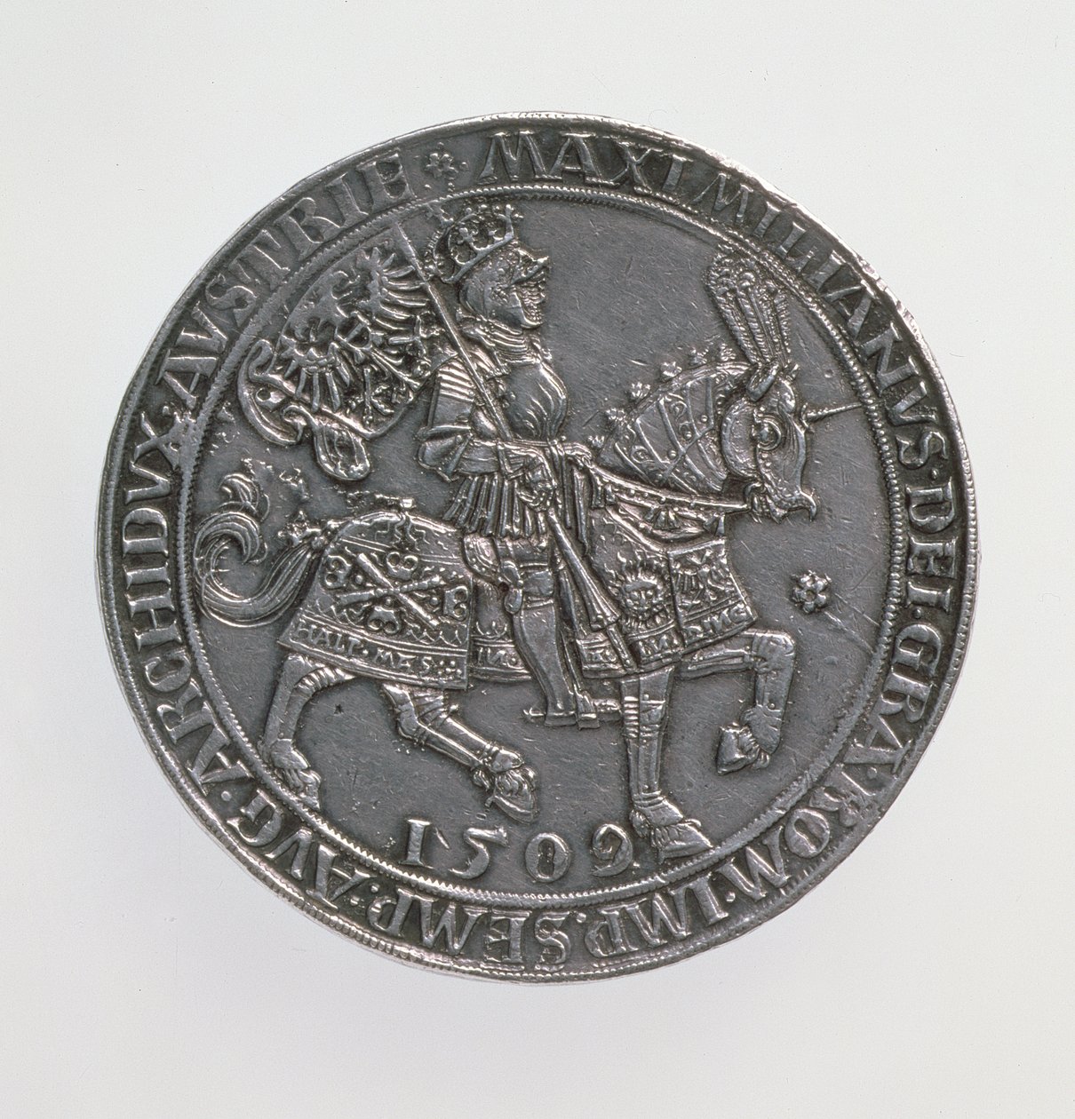 Keisari Maximilian I:n (1493-1519) Kronungsdoppelguildiner (kaksois-guildener), Antwerpenin rahapaja, vuoden 1509 kolikon uudelleen liikkeellelasku, 1517 (kääntöpuoli) (hopea) (kääntöpuoli katso 168075) tekijältä Ulrich Ursentaler