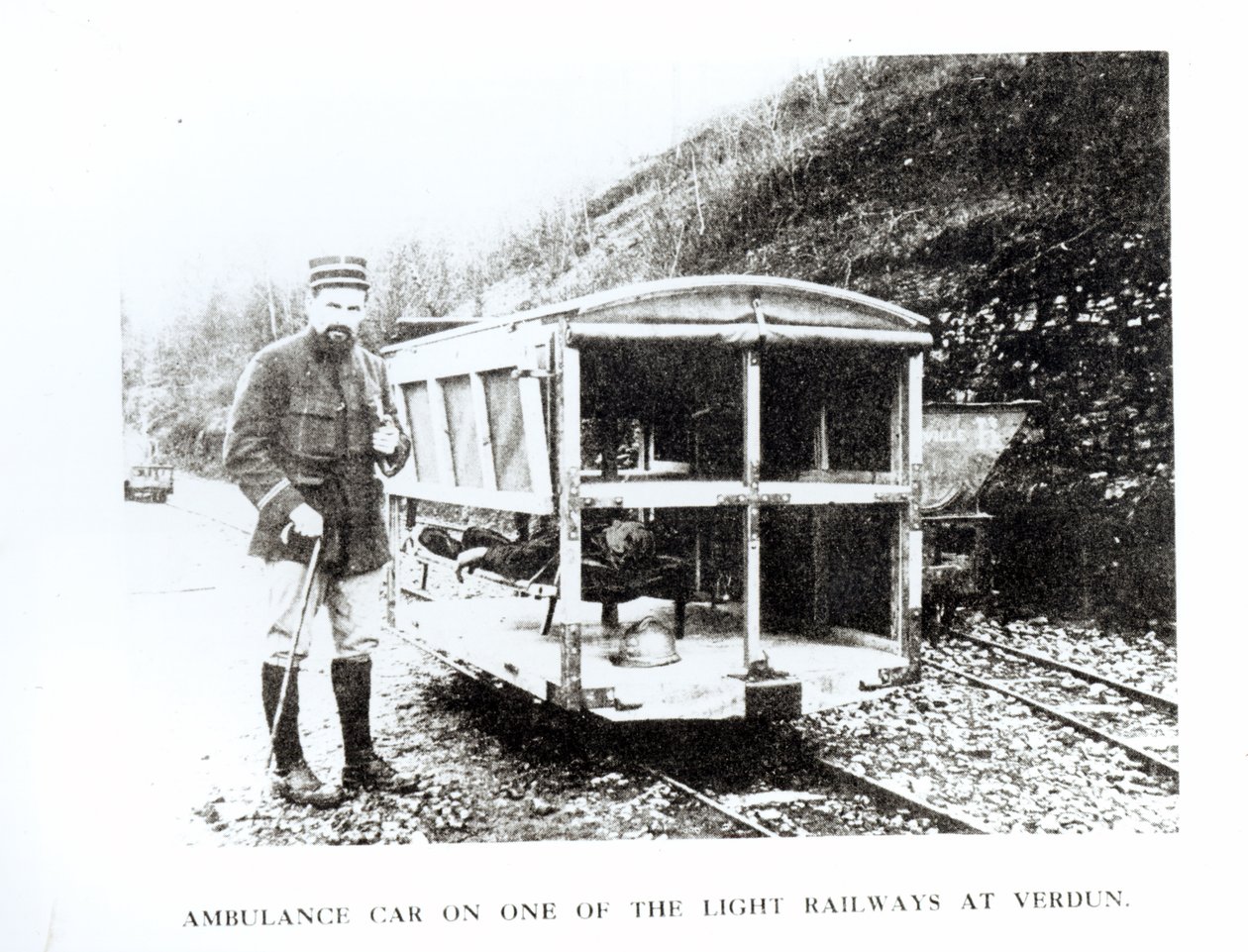 Ambulanssiauto yhdellä Verdunin kevyistä rautateistä, n. 1916 tekijältä Unbekannt Unbekannt