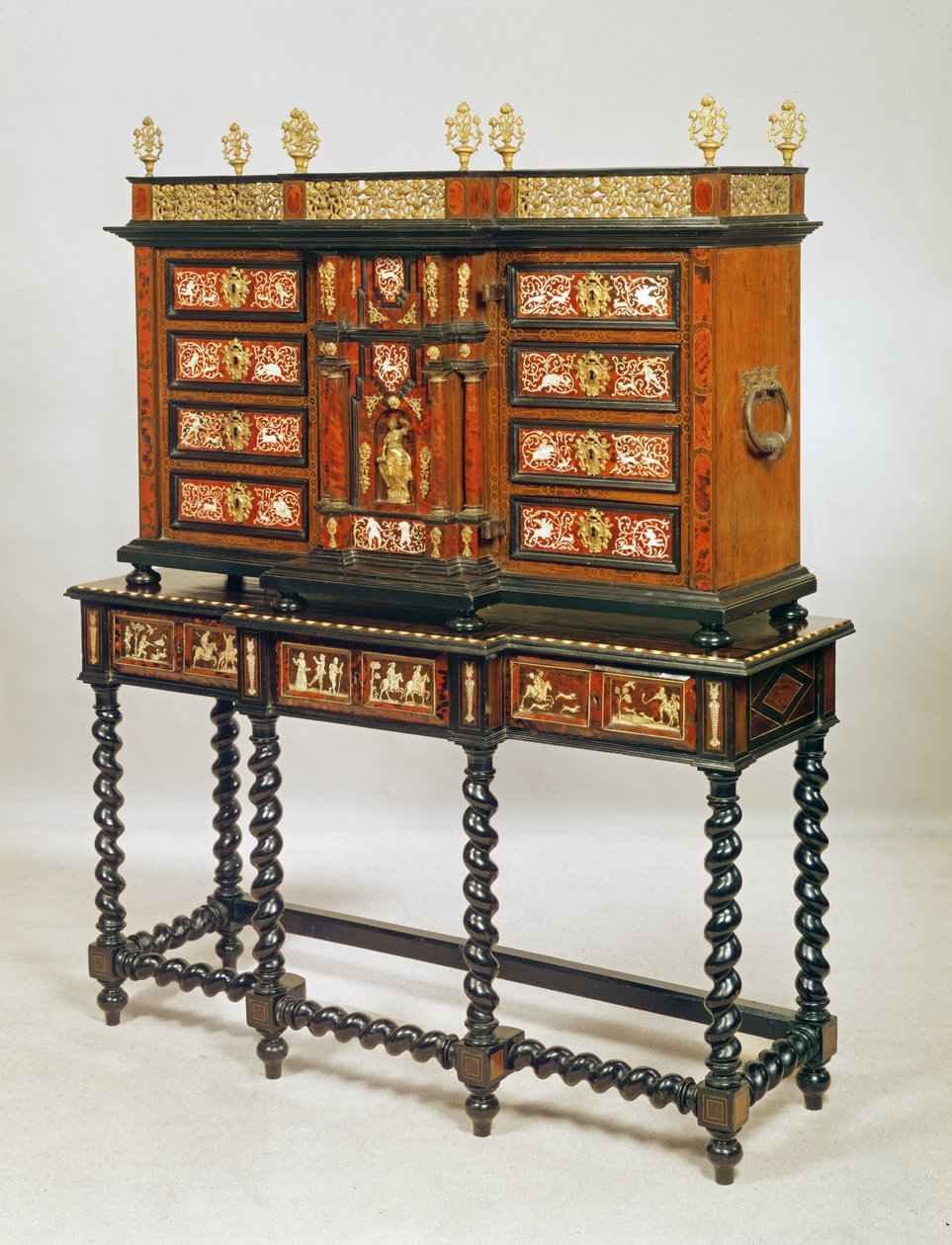 Kaappi jalustalla, Chinoiserie, 1700-luvun puolivälin lakka tekijältä Unbekannt Unbekannt