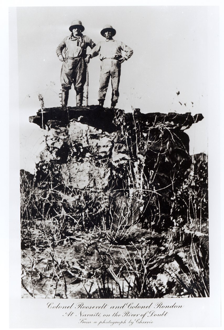 Eversti Roosevelt ja eversti Rondon Navaitessa epäilyksenjoella, Cherrien valokuvasta, 1898 (Woodbury-tyyppinen) tekijältä Unbekannt Unbekannt