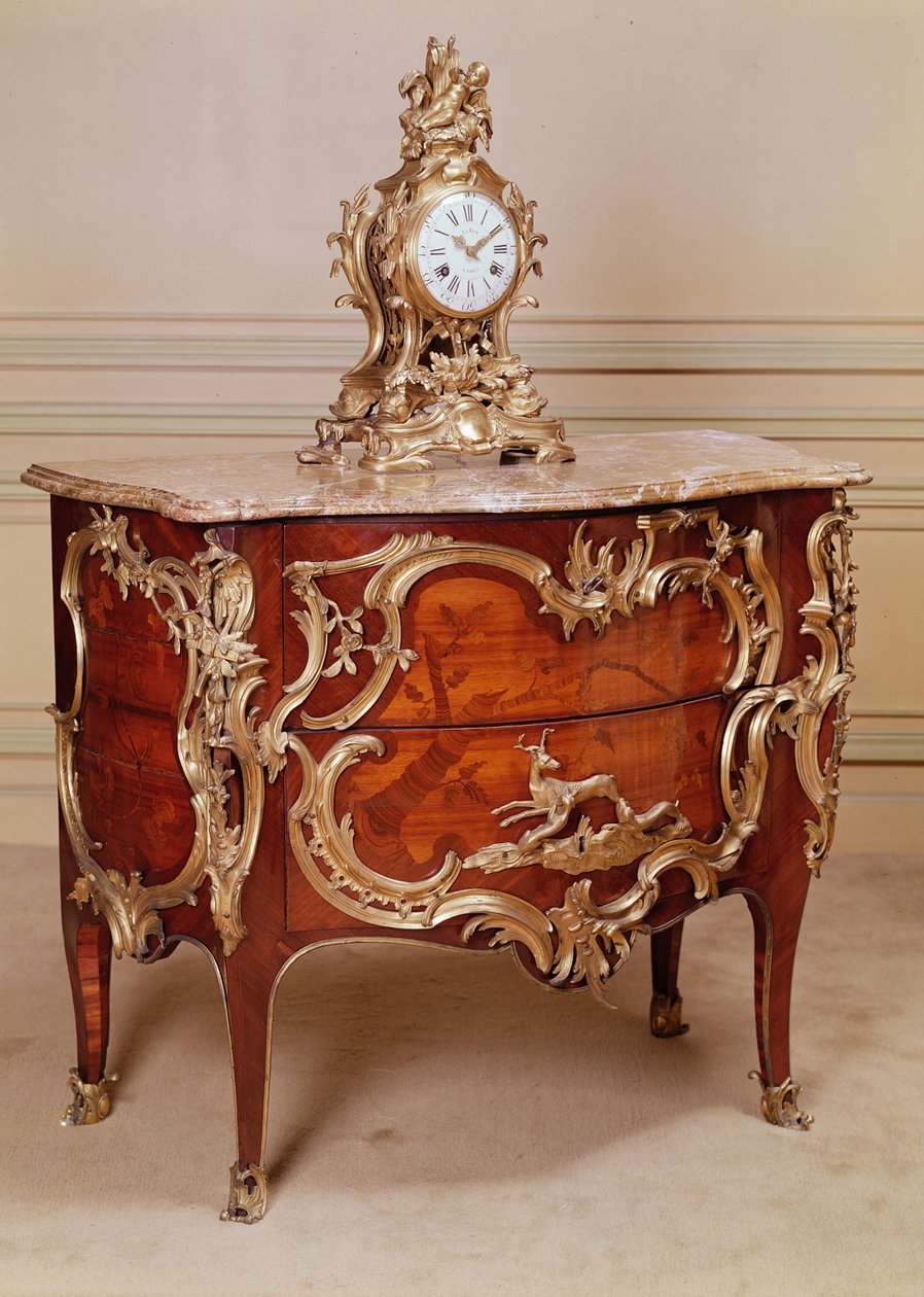 Marquetry lipasto, yksi parista, viilutettu tulppaani- ja kuningaspuulla, Ludvig XV:n aika, Bernard van Risenburgh ja ormolu-vaippakello, Le Roy, 1715 tekijältä Unbekannt Unbekannt