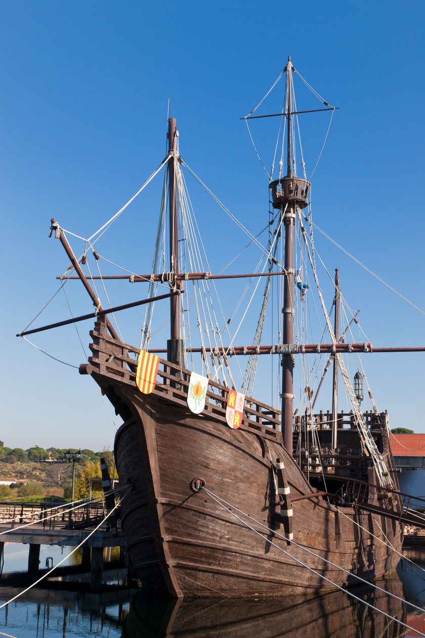 Kopioita laivoista, jotka Columbus purjehti Amerikkaan El Muelle de las Carabelasissa tai Caravelsin laiturissa Palos de la Fronterassa, Huelvan maakunnassa Andalusiassa, Etelä-Espanjassa. tekijältä Unbekannt Unbekannt