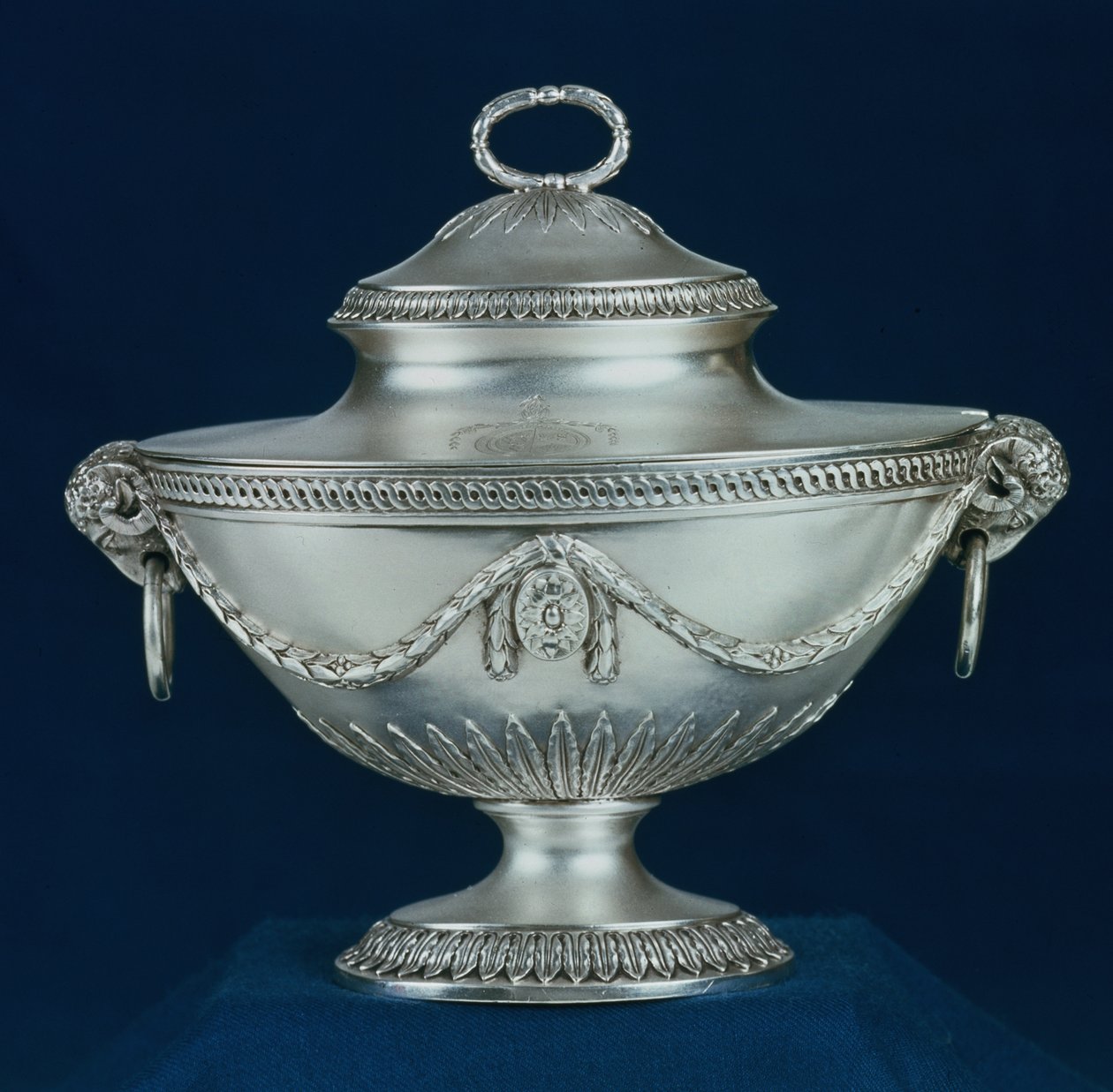 Kastike-tureeni, yksi parista, jäljennös Robert Adamin vuotta aiemmin tekemästä keittotureenista, valmistaja John Carter, Lontoo, 1774 hopea tekijältä Unbekannt Unbekannt