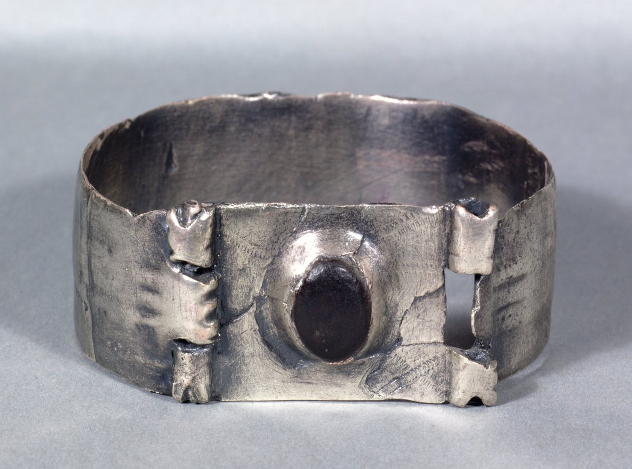 Hopearannekoru upotettu cabuchon-granaatti, Aesica Hoard, Great Chesters, 1. vuosisadan puolivälistä 2. vuosisadan alkuun jKr. tekijältä Unbekannt Unbekannt
