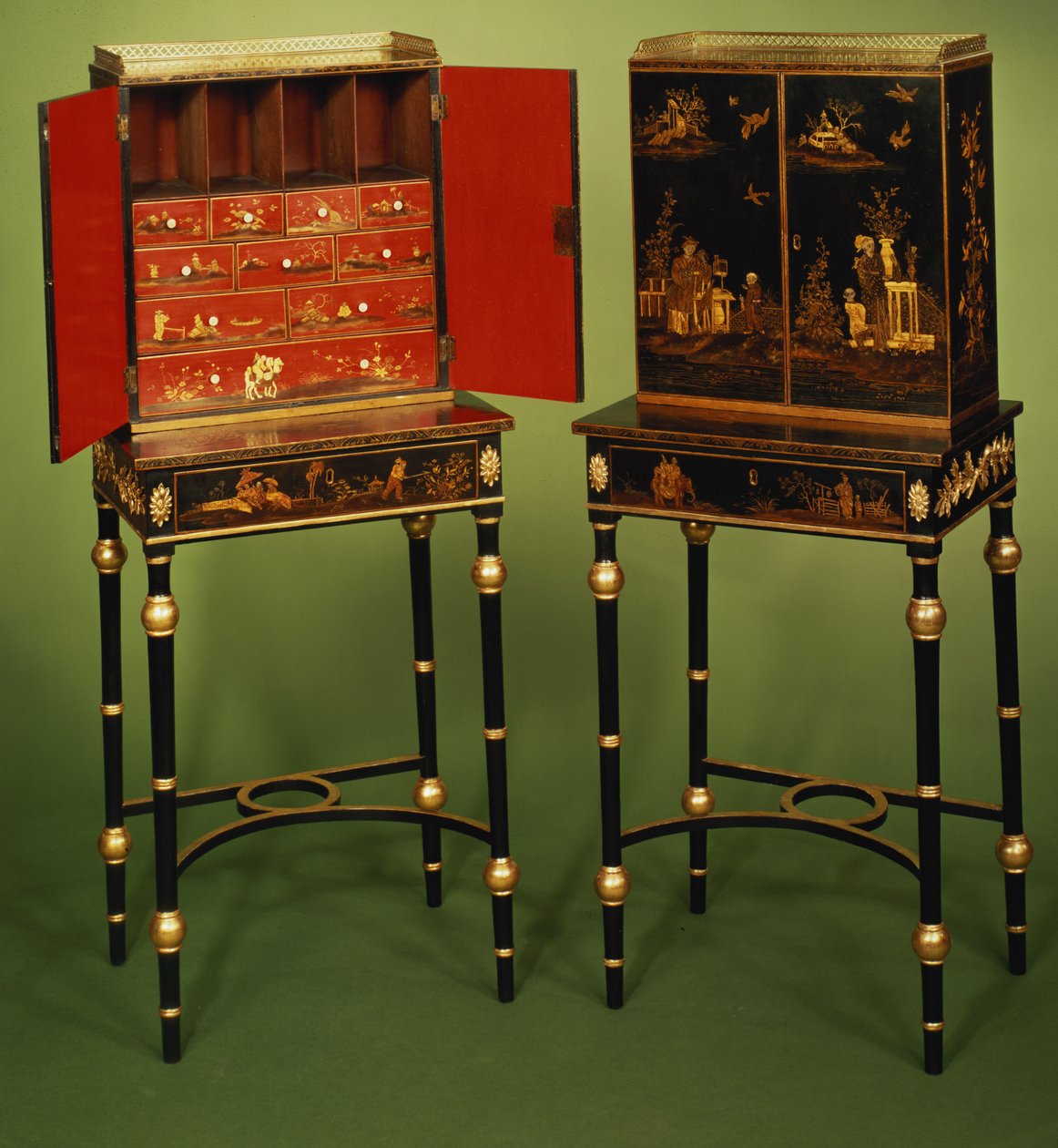 Kaksi Chinoiserie-kaappia, n. 1770 lakka tekijältä Unbekannt Unbekannt