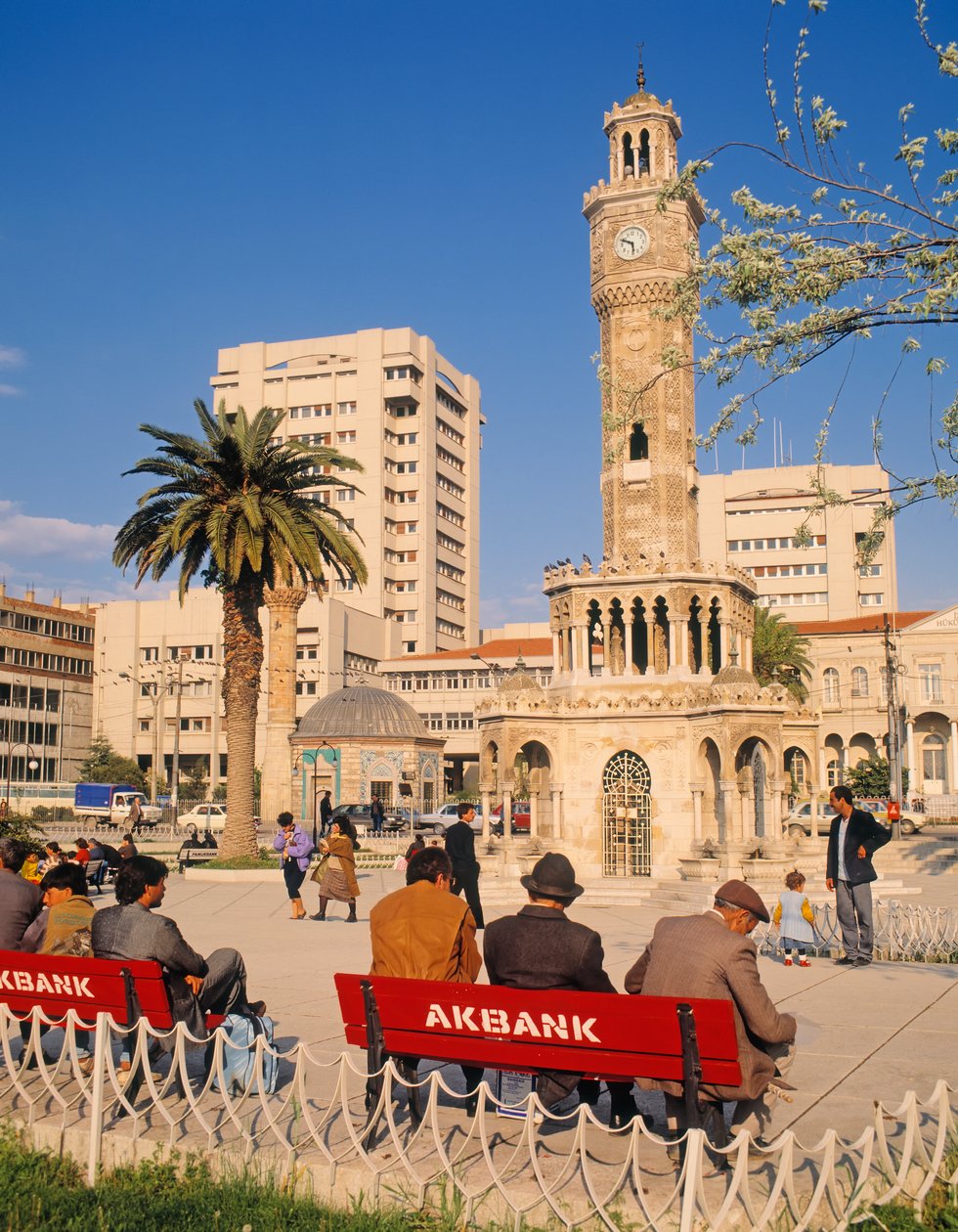 View ng Konak Square na nagpapakita ng Clock Tower finn tekijältä Unbekannt Unbekannt