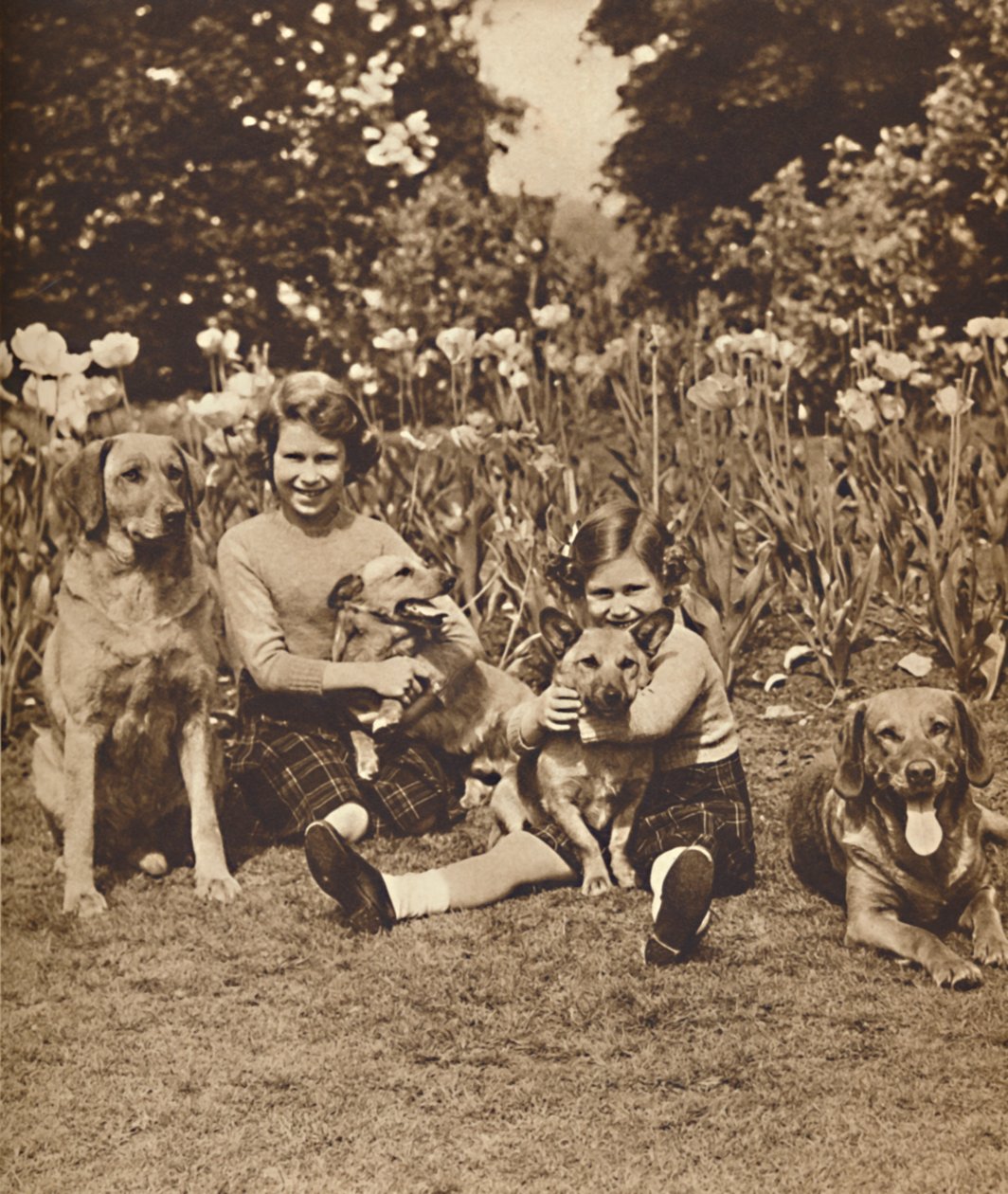 -Ja ystävät, prinsessat Elizabeth ja Mary Royal Lodgessa, Windsor, vuodelta 1936 1937 tekijältä Unbekannt