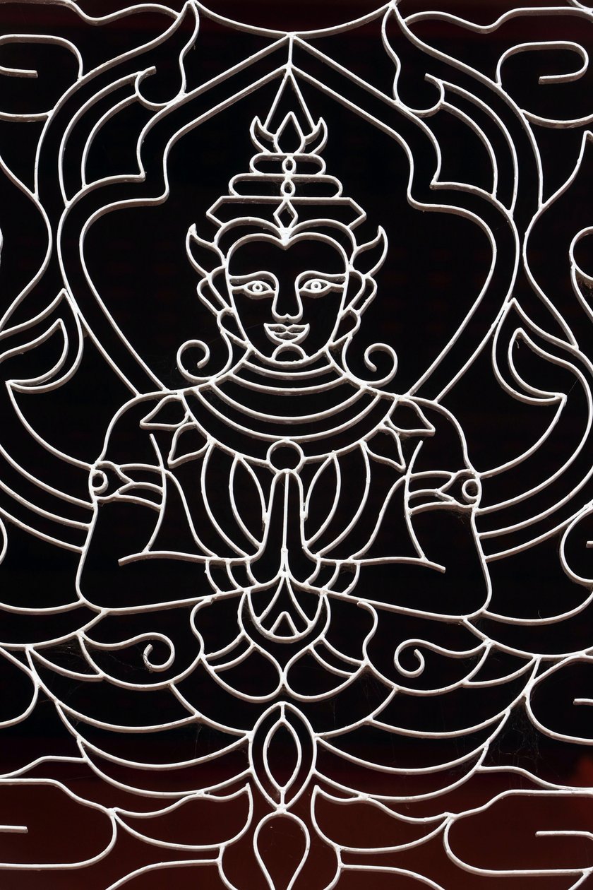 20151028, Vientiane, Laos : Wat Ong Teun buddhalainen temppeli. Jumalatar koristaa ikkunaa tekijältä Unbekannt