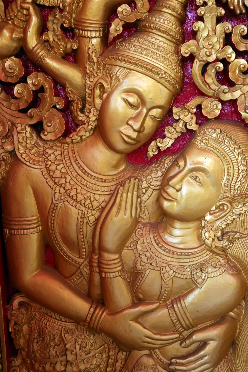 20151028, Vientiane, Laos : Wat Ong Teun buddhalainen temppeli. Oviaukon kaiverrus, joka kuvaa kohtausta Ramayanasta tekijältä Unbekannt