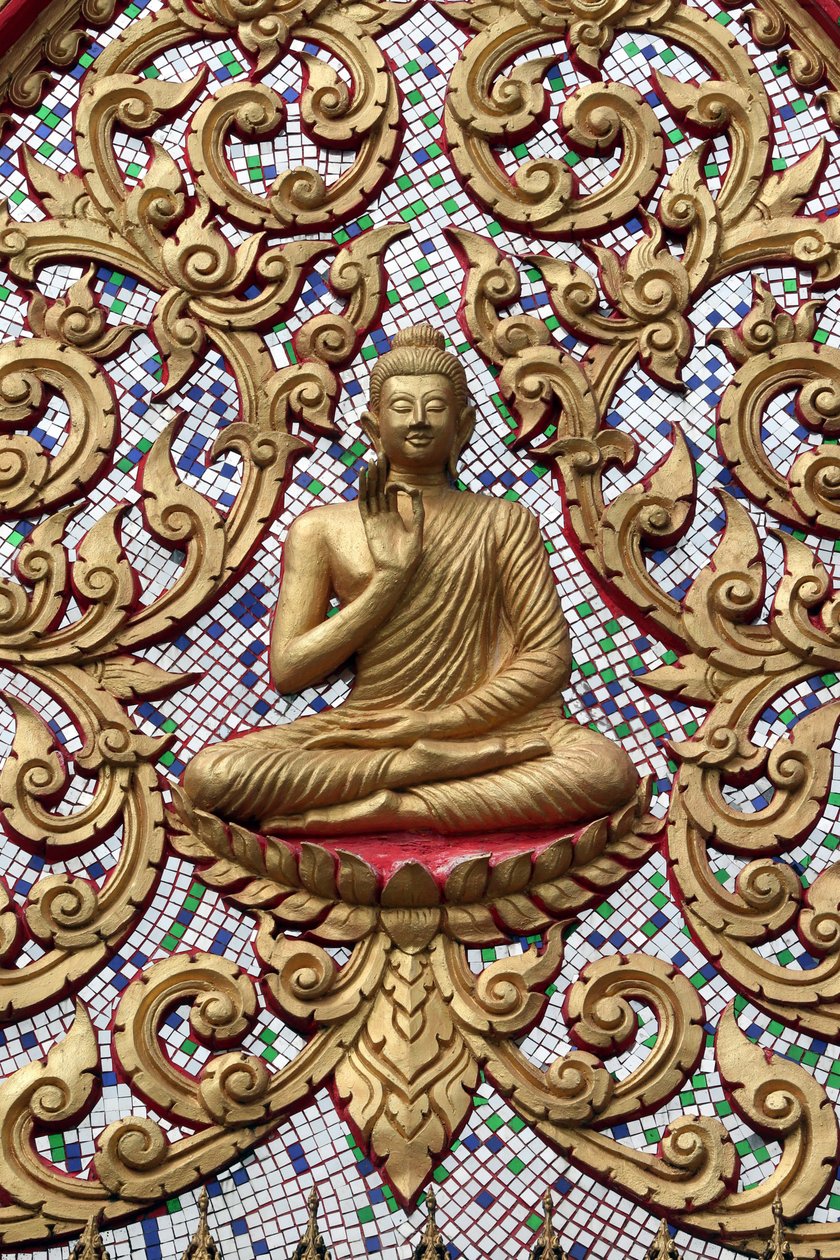 20151102, Vang Vieng, Laos : Kultareliefit koristeltu sisäänkäynti. Opetusbuddha kuvaa tiettyä hetkeä Buddhan elämässä, nimittäin ensimmäistä saarnaa, jonka Buddha piti saavutettuaan valaistumisen tekijältä Unbekannt