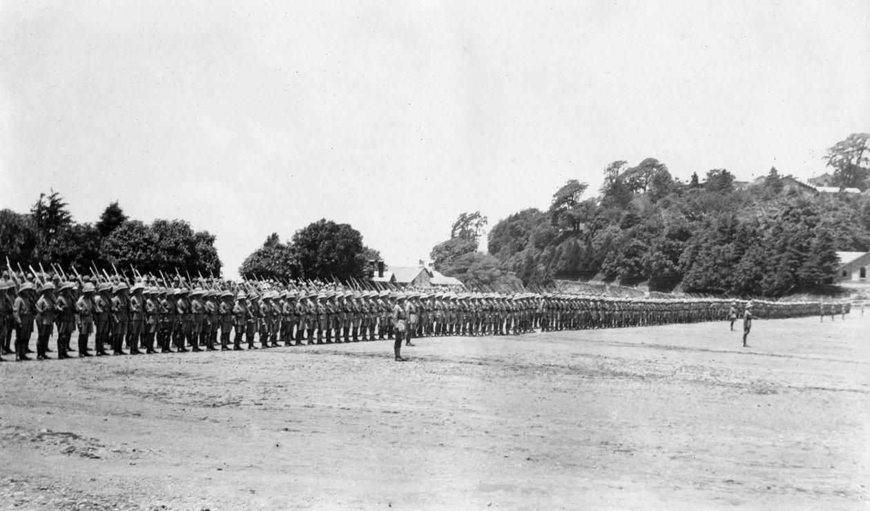 5. pataljoonan East Surreyn rykmentti paraatissa, Chakrata, 1917 tekijältä Unbekannt