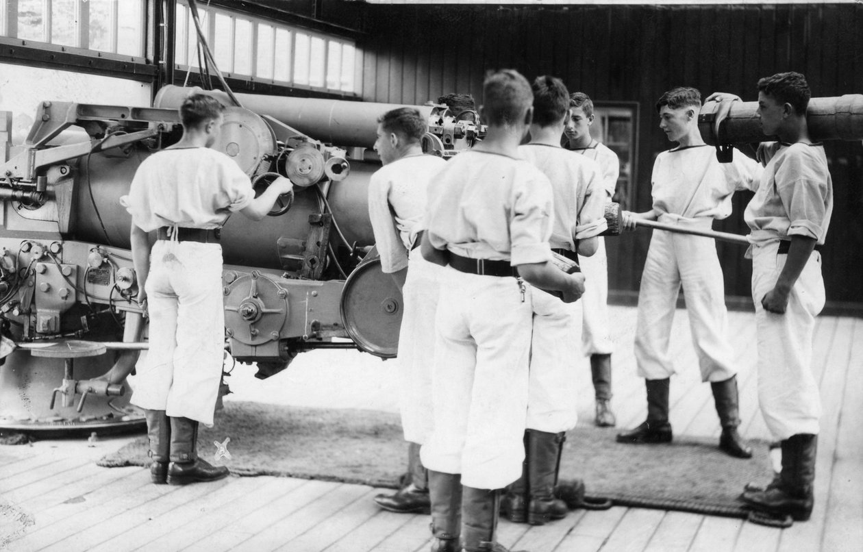6 tuuman tykkipora, Kuninkaallisen laivaston koulutuslaitos, Shotley, Suffolk, 1936 tekijältä Unbekannt