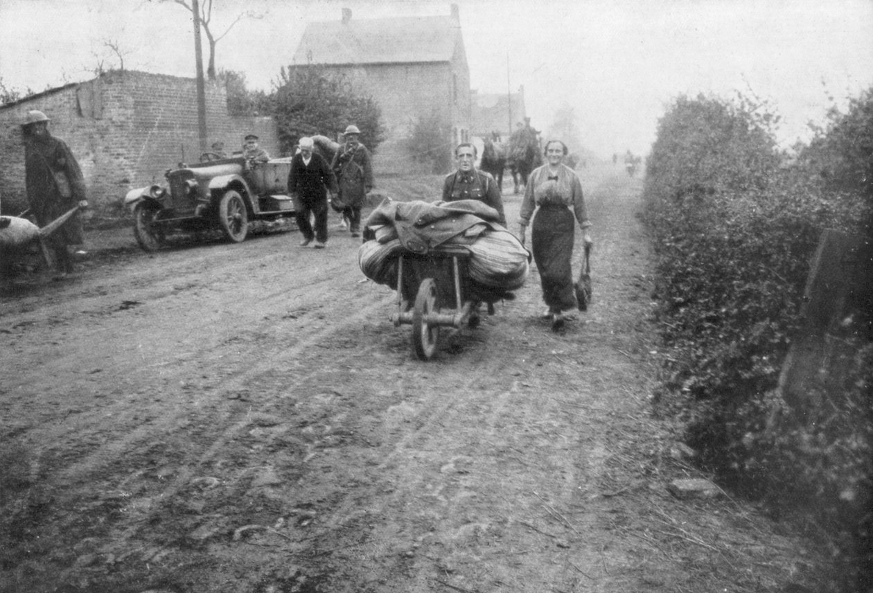 Brittiläinen sotilas auttoi naista palaamaan kylään Ranskaan, 1918 tekijältä Unbekannt