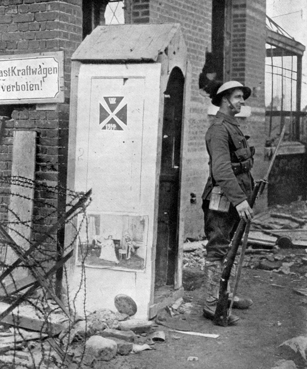Brittiläinen sotilas vartiotehtävissä Peronnen kaatumisen jälkeen, Ranska, ensimmäinen maailmansota, 1917, c1920 tekijältä Unbekannt