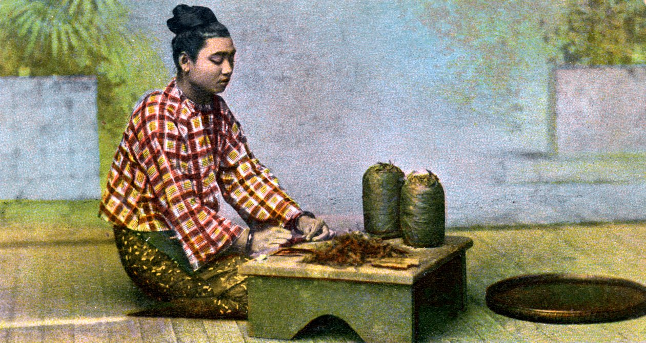 Burmalainen nainen valmistamassa sikareita, 1900-luku tekijältä Unbekannt