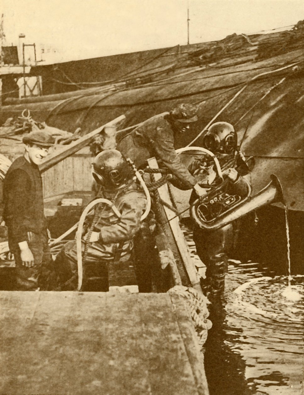 Sukeltaja, jolla on eufoniumia ja miekkoja Saksan keisarilta, upotettiin Scapassa, vuodelta 1930. tekijältä Unbekannt