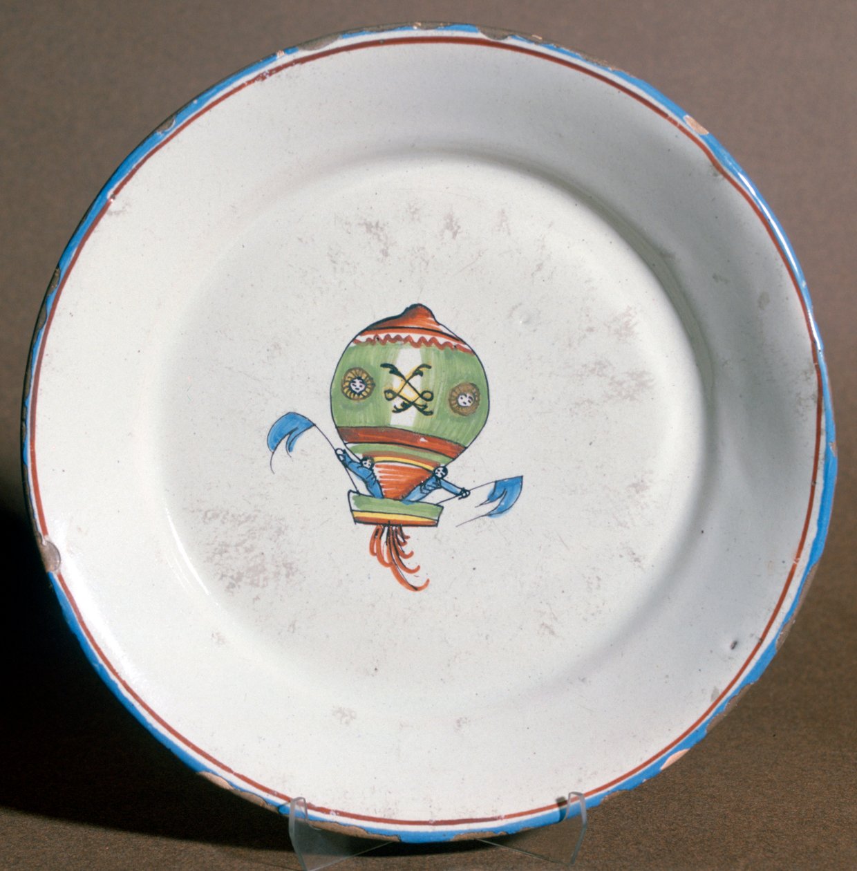 Ranskalainen fajanssilautanen lippuineen aeronautien kanssa, 1785 tekijältä Unbekannt