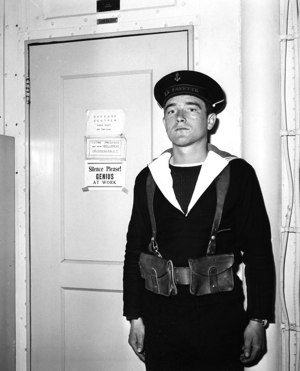 Ranskalainen vartiomies La Fayetten lentotukialuksen operaatiohuoneen ulkopuolella, 1951 tekijältä Unbekannt