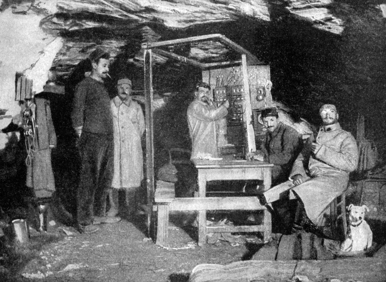 Ranskalainen puhelinposti luolassa, Ranska, ensimmäinen maailmansota, 1915 tekijältä Unbekannt
