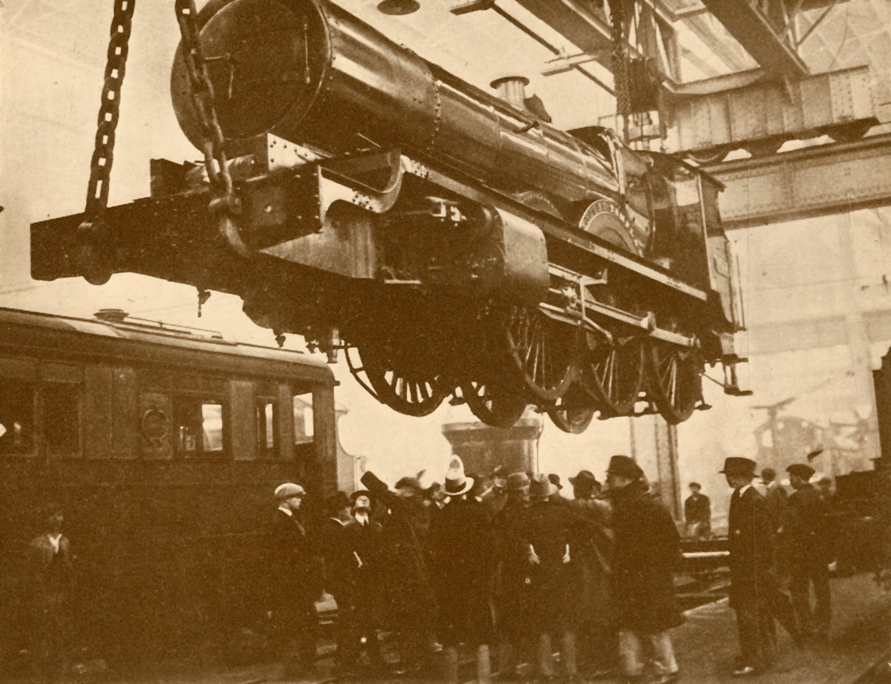 Great Western Knight asennettuna Swindonissa vierailevien julkisten koulupoikien tarkastukseen, vuodelta 1930. tekijältä Unbekannt