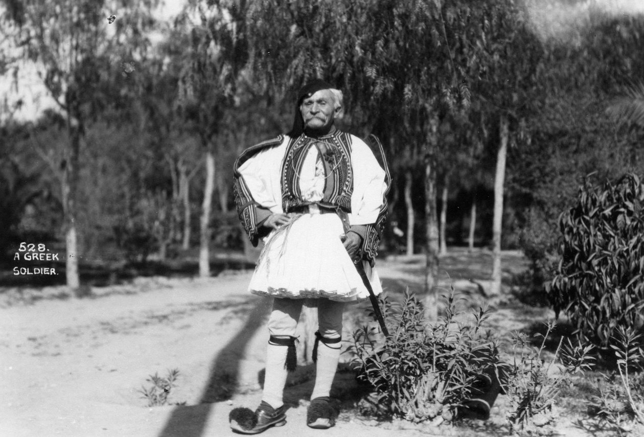 Kreikkalainen sotilas perinteisessä univormussa, 1920-1930 tekijältä Unbekannt