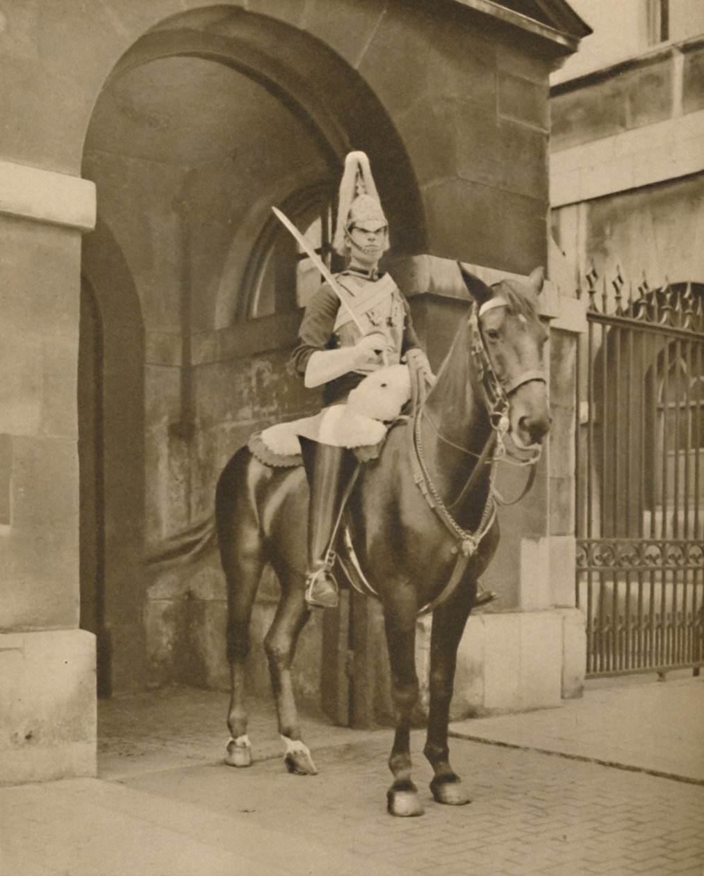 Elävä patsas Whitehallissa: The Lifeguards Sentry, n. 1935. tekijältä Unbekannt