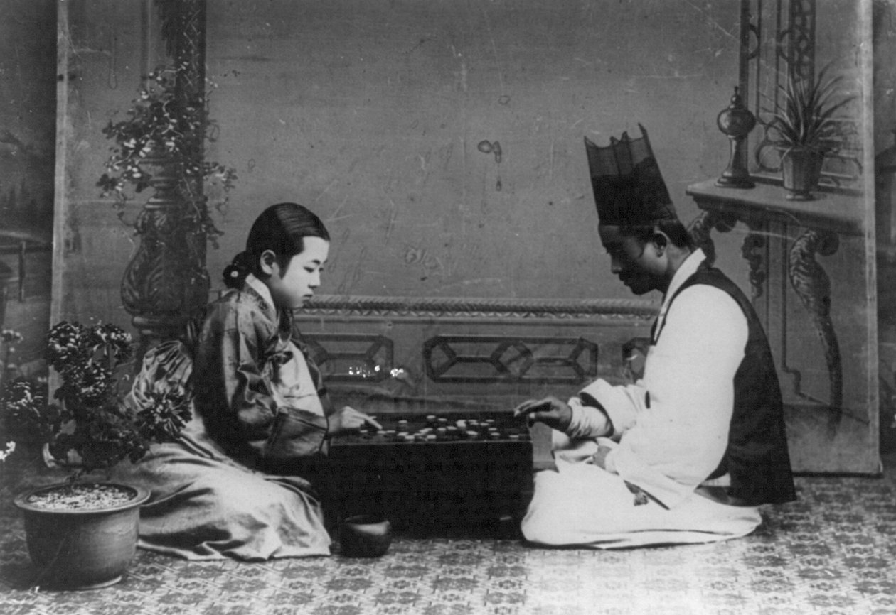 Mies ja nainen pelaamassa Baduk-peliä tai "go", n. 1910 (m/v kuva) tekijältä Unbekannt
