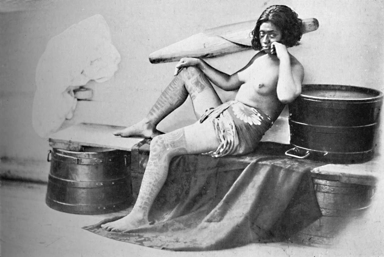 Marquesa-nainen, jonka jalkojen alaosa on täysin tatuoitu, 1902 tekijältä Unbekannt