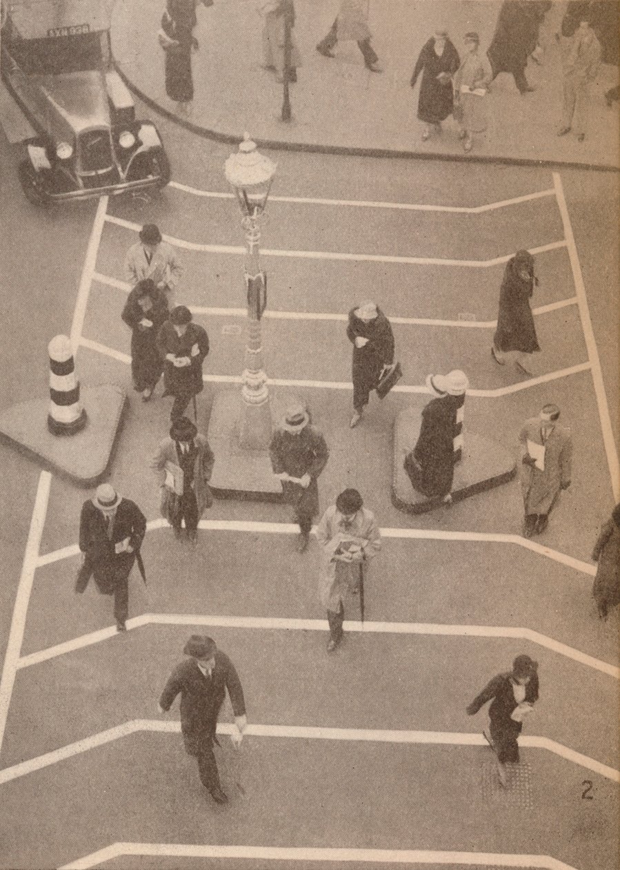 Turvakaista Charing Crossin asemaa vastapäätä, c1934, 1935 tekijältä Unbekannt