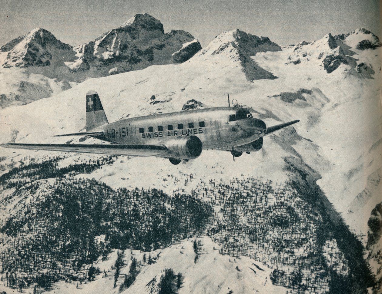 Swissairin lentokone, joka lentää lähellä St Moritzin lentoasemaa, Sveitsi, c1936 c1937 tekijältä Unbekannt