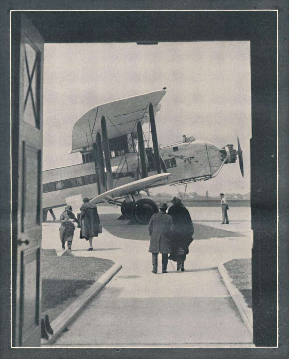 Modernin maailman symboli - Matkustajat saapuvat Croydonin lentoasemalle, c1935 tekijältä Unbekannt