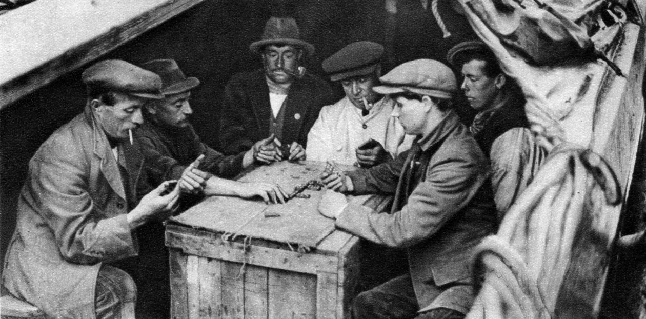 Proomu ja hänen kaverinsa pelaavat dominoa kanavaveneen ruumassa, 1926-1927 tekijältä Unbekannt