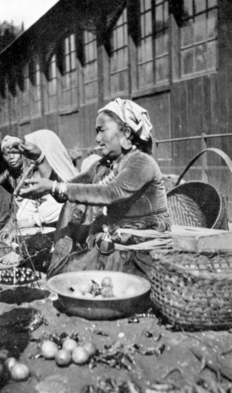 Basaari Darjeelingissä, Länsi-Bengalissa, Intiassa, vuodelta 1910 tekijältä Unbekannt