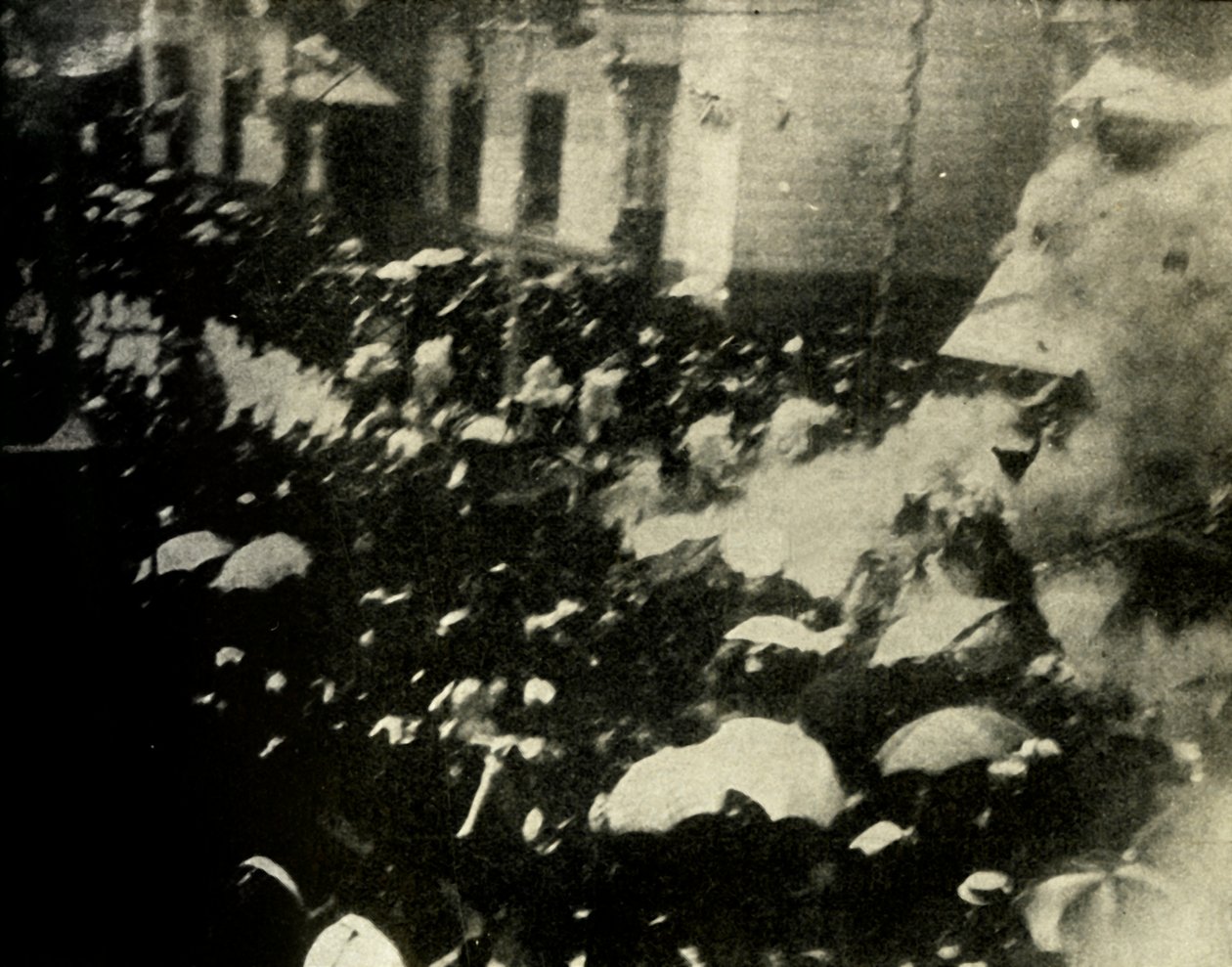 Pommi räjähtää Espanjan kuninkaan ja kuningattaren hääpäivänä Madridissa 1906, 1910. tekijältä Unbekannt