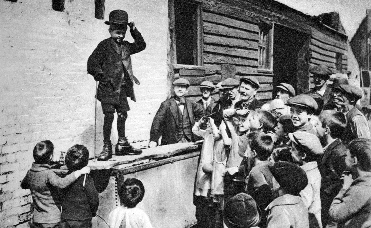 Orastava Charlie Chaplinin ihailija, Lontoon itäpää, 1926-1927 tekijältä Unbekannt