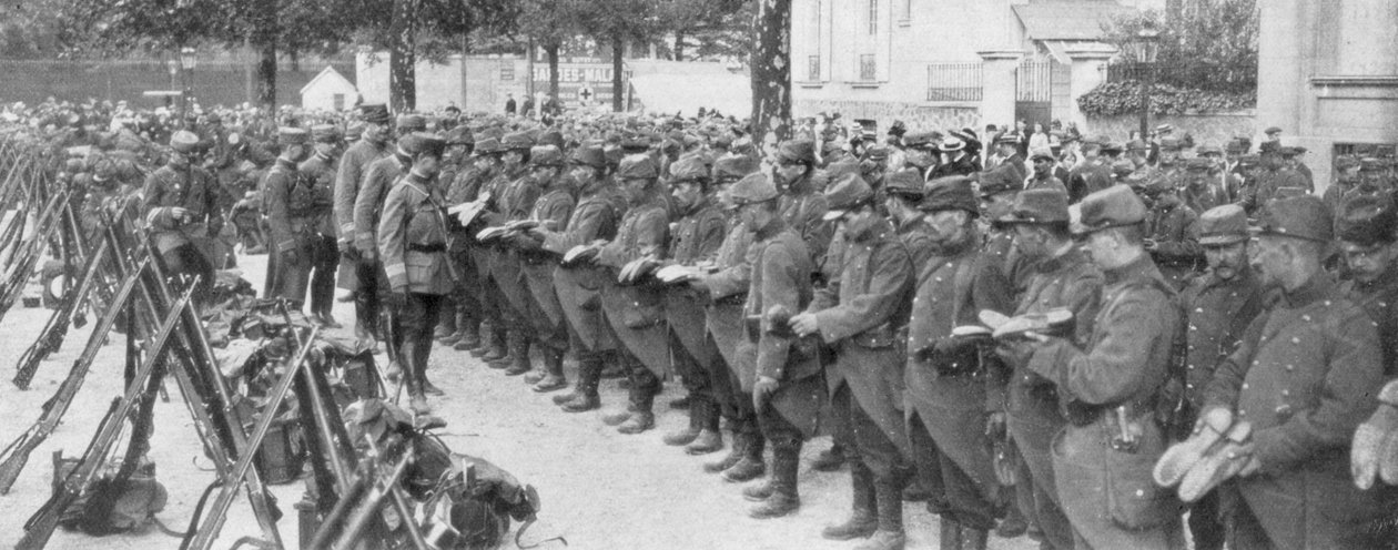 Eversti tarkastamassa sotilaiden saappaita, Saint-Francois-Xavier, Pariisi, Ranska, elokuu 1914 tekijältä Unbekannt